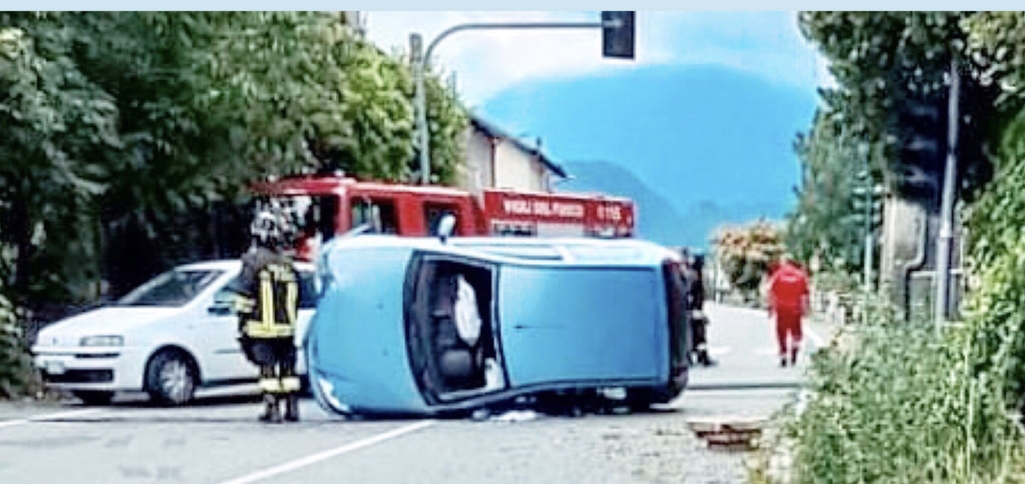 VALSUSA INCIDENTE SULA STATALE AUTO ABBATTE SEMAFORO E SI RIBALTA UN