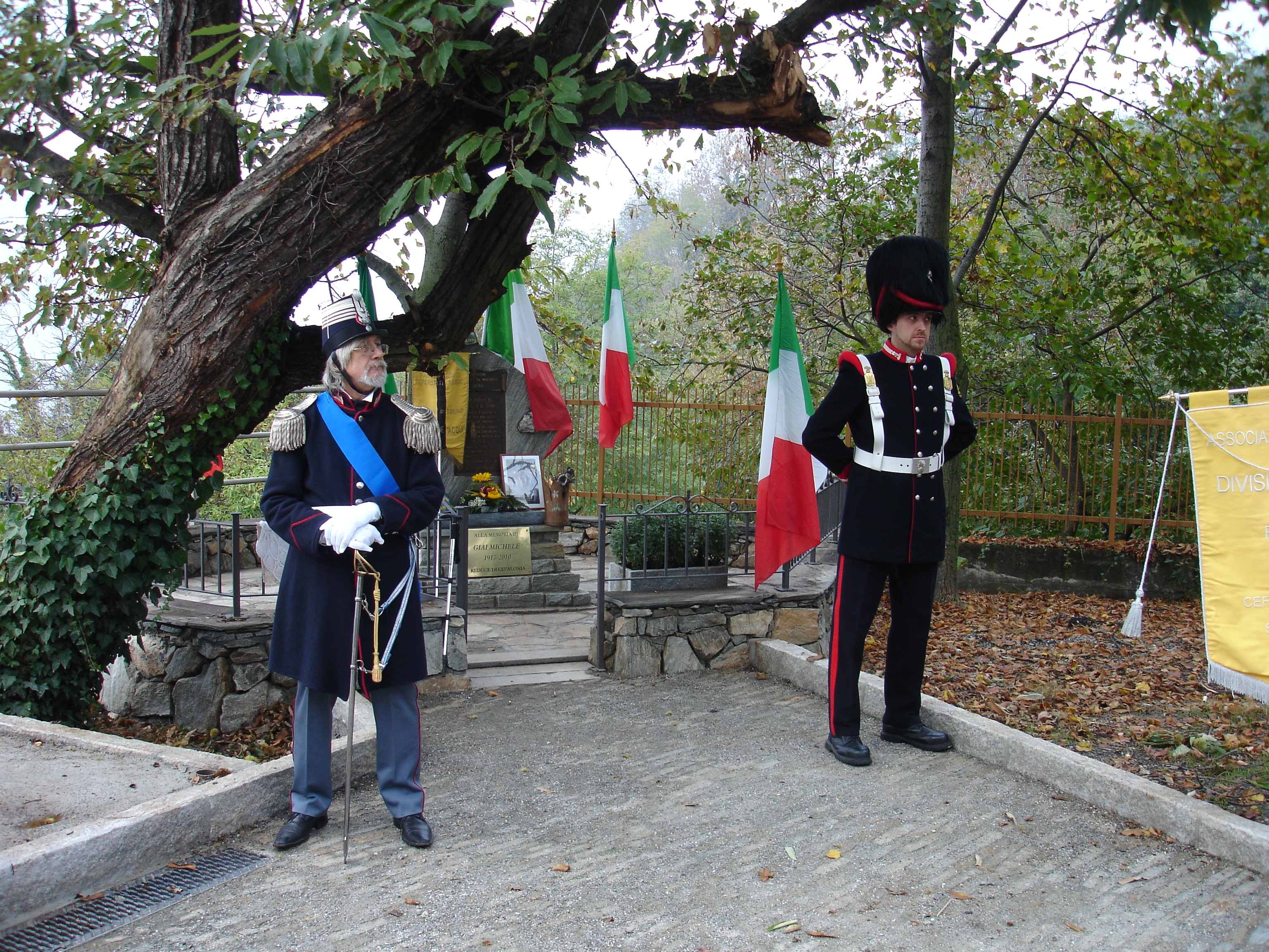 il-monumento-della-acqui-allargiassera-vigilato-da-un-picchetto-in-uniforme-storica-dei-granatieri