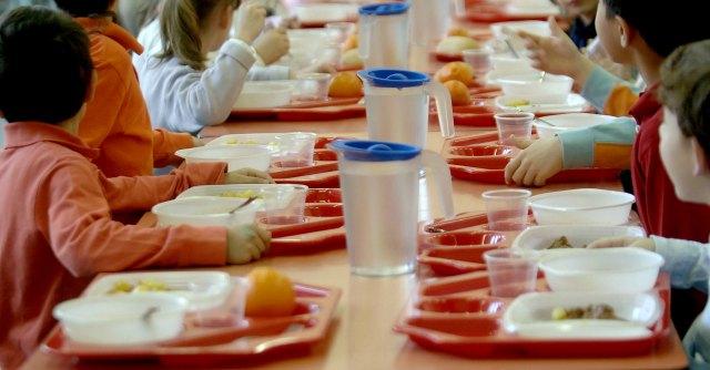 insetto-nei-pasti-della-mensa-di-una-scuola-allarme-al-vomero