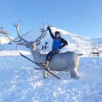 Claudio Chiappucci a cavallo del cervo che domina Sestriere