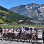 Foto di gruppo per il Team UAE Emirates insieme al sindaco Poncet e a Gianfranco Martin dell’Hotel Lago Losetta e Sestriere Sport Center