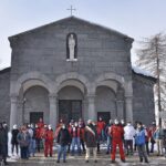 Amministrazione comunale ed esercenti di Sestriere davanti alla chiesa di S.Edoardo